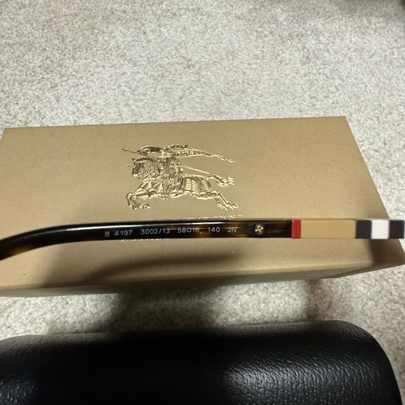 Burberry sunglasses with case and box - Picture 7 of 8